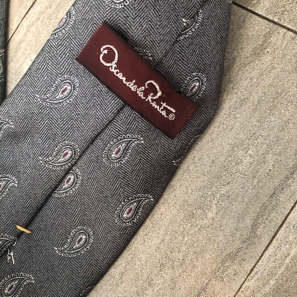 VTG Oscar De La Renta Designer 100% Silk Print Tie gray white - Picture 3 of 3